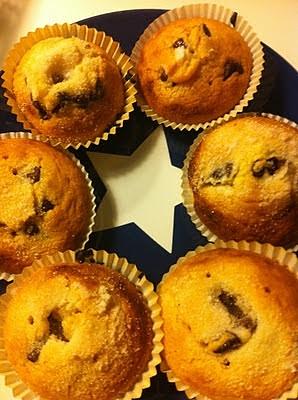 Magdalenes amb trossets de xocolata