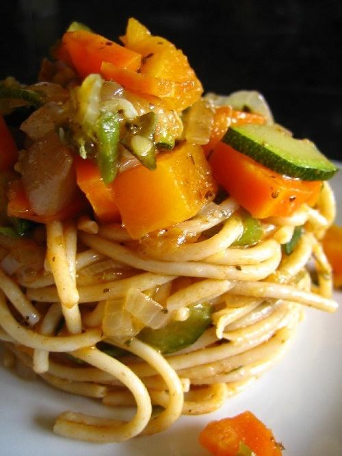 Espaguetis d’espelta amb verdures i pesto rosso