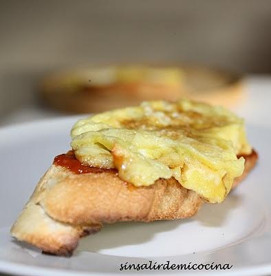 Tapa de huevo de codorniz con sobrasada y miel