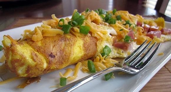 Tortilla de palmitos, jamón de pavo y queso Gruyère