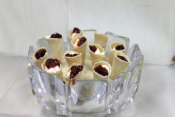 Cucurucho de brandada de bacalao y confitura de piquillo