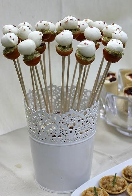 Brocheta de cherry, pesto y mozzarella