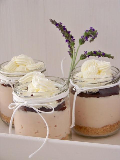 Vasitos de tarta de queso con fresas y chocolate