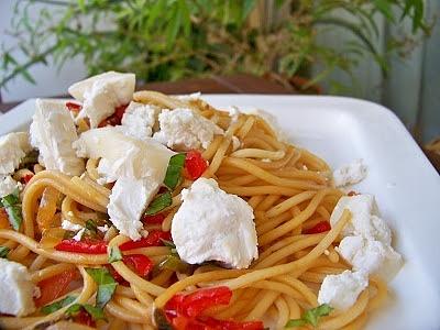 Espaguetis con albahaca queso de cabra