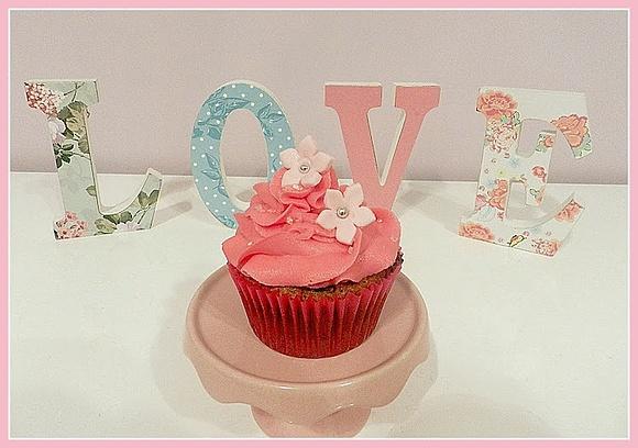 Cupcakes de chocolate con chips de chocolate y buttercream de frambuesa