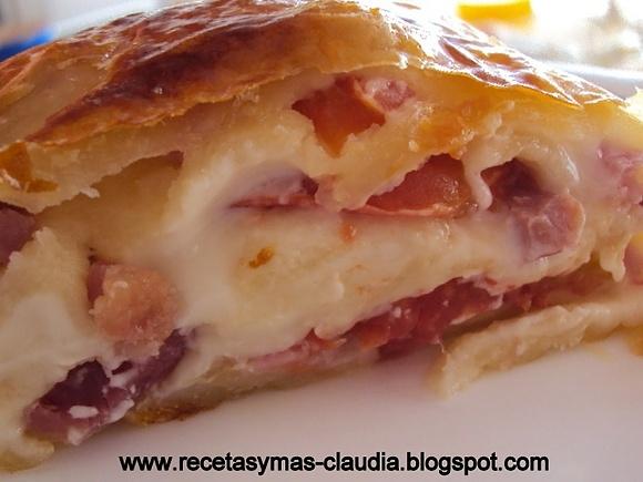 Hojaldre relleno de queso, bacon y tomate