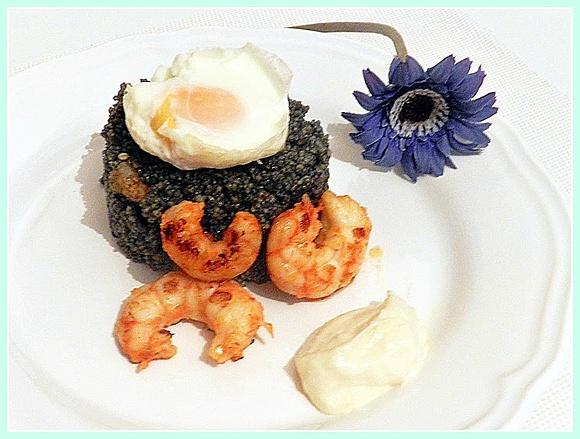 Couscous negro con gambones y huevo poché