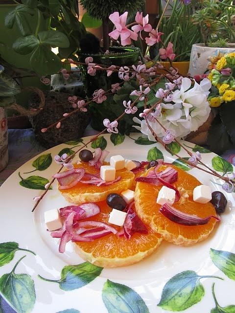 Menú del día: Ensalada de naranja y cebolla con queso feta y aceitunas, macarrones con espinacas, copa de mango y yogur