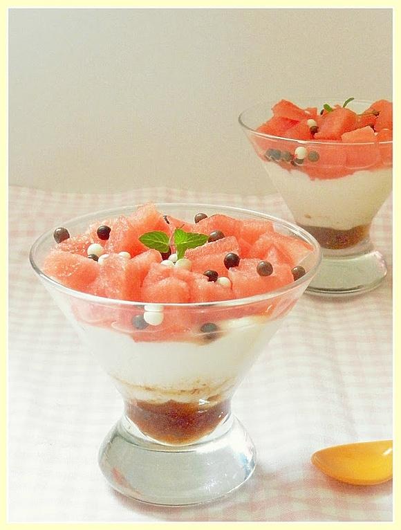 Postre de sandía, mascarpone y queso crema con aroma de rosas