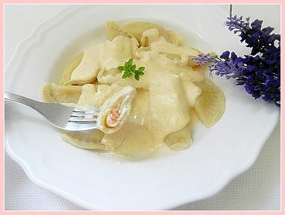Raviolis caseros rellenos de salmón y queso fresco con salsa de salmón