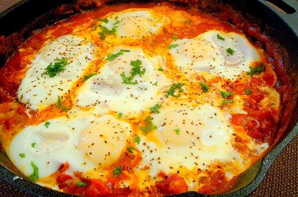 Huevos en salsa de tomate