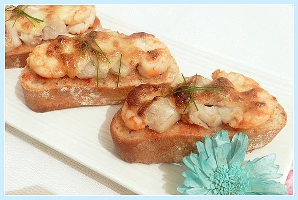 Bruschetta de bacalao y gambones gratinados al alioli y mermelada de tomate