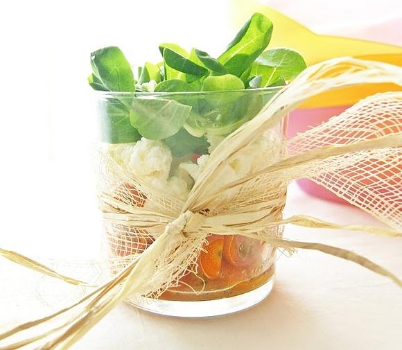 Ensalada de cherry con mozzarella y canónigos