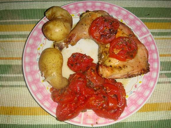 Pollo al tomate con papas al natural