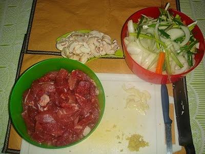 Cerdo al wok con huevos revueltos