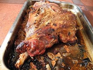 Pierna de cordero marinada con jalea de menta, berenjenas a la parrilla con jalea de tomate y albahaca, o papas al horno