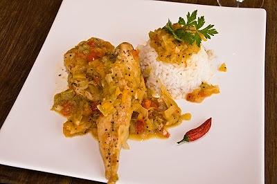 Pollo cajún con kiwi