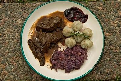 Ciervo braseado con albóndigas de papa y repollo colorado