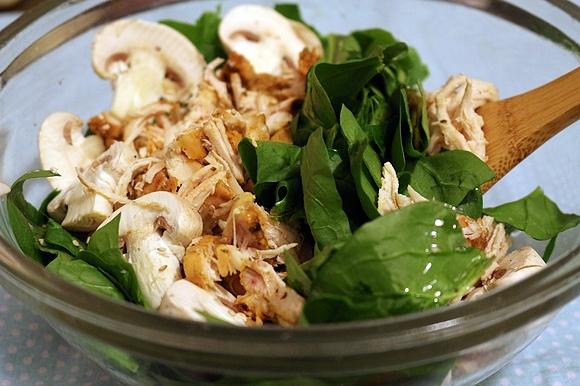 Ensalada de pollo al limón y orégano con espinaca y champiñones