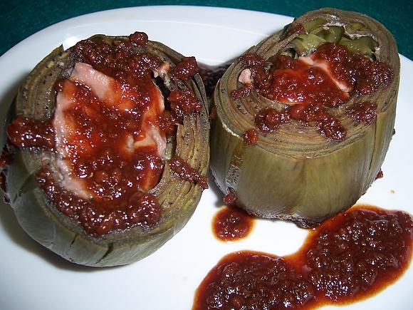 Alcachofas rellenas de paté con salsa de vino