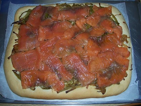 Coca de pimientos y salmon ahumado
