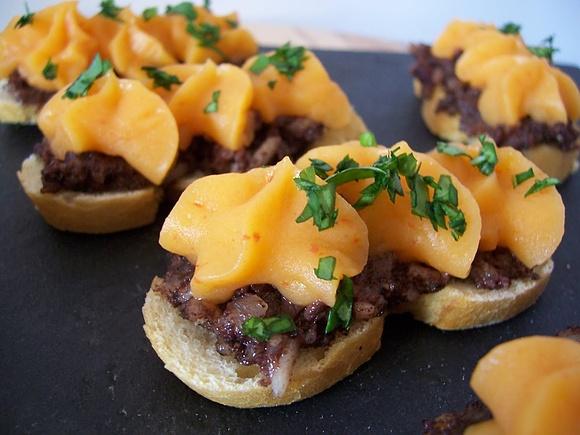 Pincho de morcilla y puré de patatas con pimientos del piquillo