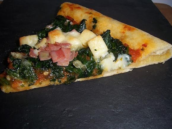Pizza de espinacas con queso de cabra y borde relleno