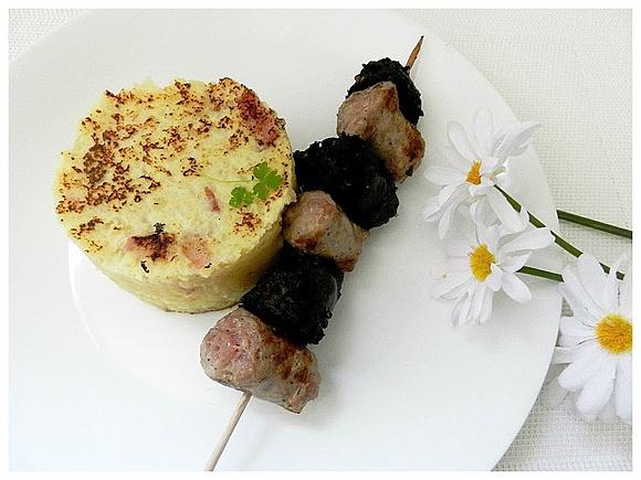 Pastelito de trinxat con brocheta blanca y negra