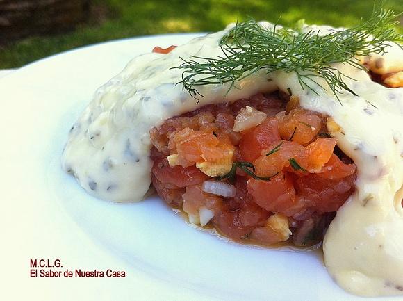 Salmon tartar con salsa tártara