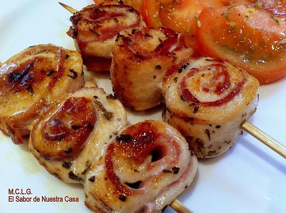 Brochetas de pollo y lacón