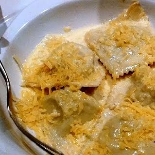 Ravioles de pollo puerros y ricota con salsa de tomates frescos y albahaca