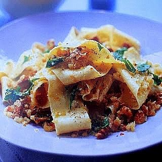 Papardelle caseros con nueces y pan rallado