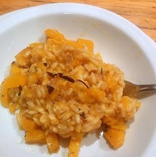 Risotto de calabaza, cebolla colorada y salvia frita