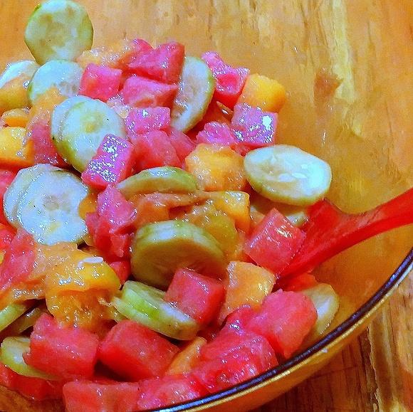 Ensalada de pepino mango y sandía con vinagreta de dijon