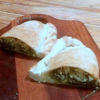 Calzone de espinacas, ricota y parmesano