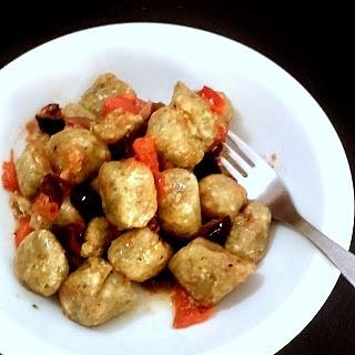Ñoquis de ricota y pesto con salsa de tomates cherry, olivas negras y peperoncino