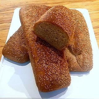 Pan integral con masa madre y sésamo
