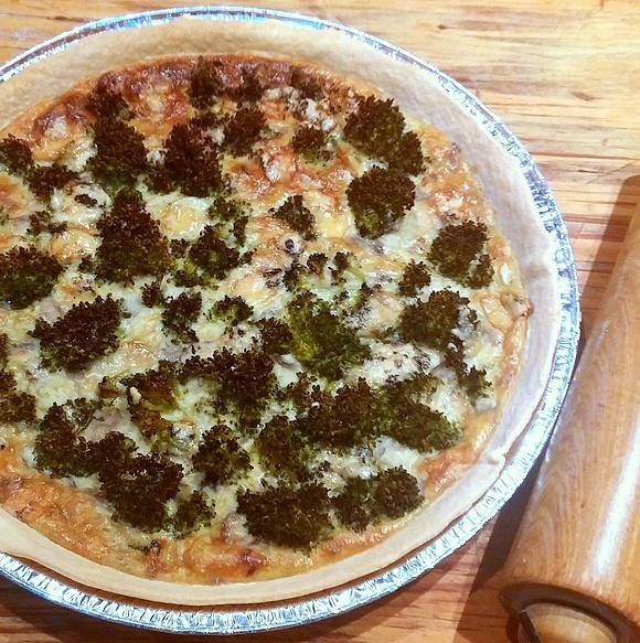Tarta de brócolis, queso azul y cebolla colorada