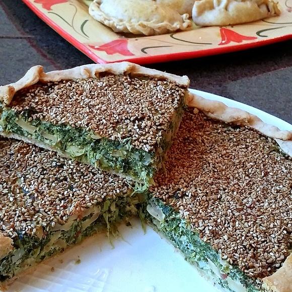 Tarta integral de espinacas, champiñones, yogur y sésamo tostado