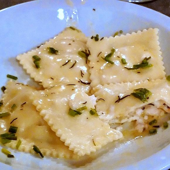 Ravioles de salmón ahumado con manteca de eneldo