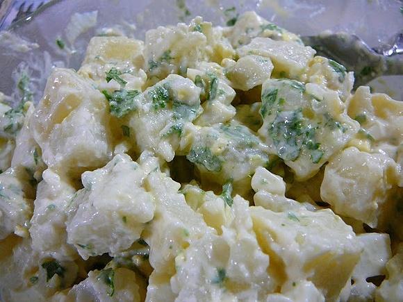 Ensalada de papas y huevos duros