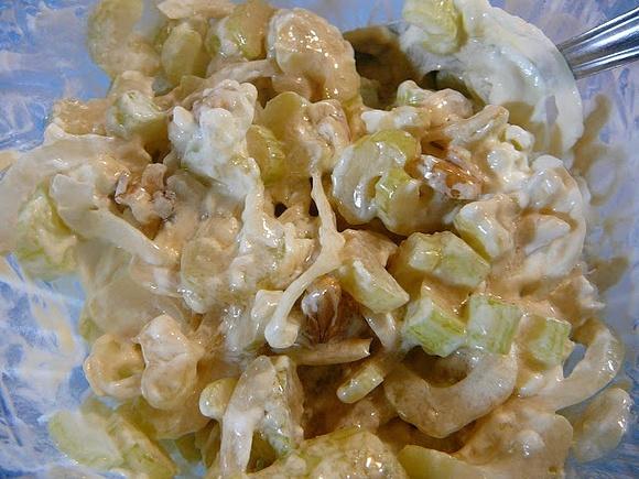 Ensalada de apio y nueces con aderezo de queso crema