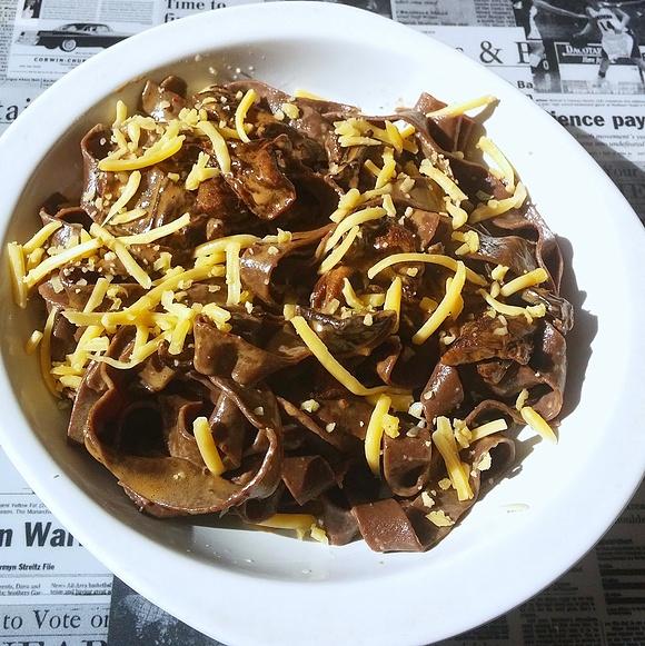 Papardelle de cacao amargo con crema de hongos de pino y vodka
