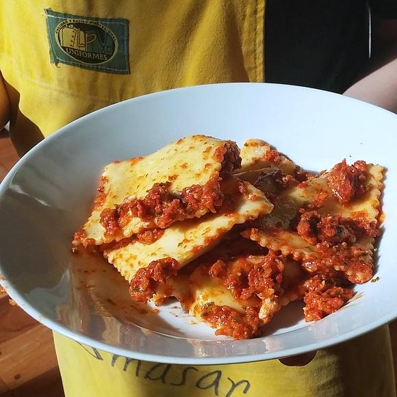 Ravioles de ricota, sardo y ralladura de limón con pesto de tomates secos