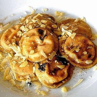 Sorrentinos de calabaza y brie con manteca negra y salvia
