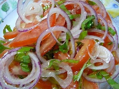 Ensalada de tomate, albahaca y cebolla
