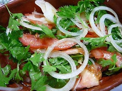 Ensalada de tomate perejil y cebolla