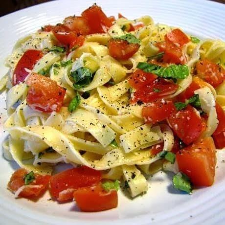 Ensalada de fetuccini, tomates, albahaca, oliva, vinagre y queso sardo