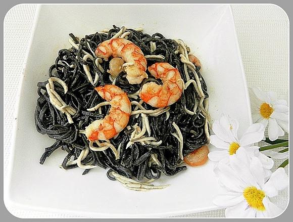 Tallarines nero di sepia con gambas y gulas al ajillo
