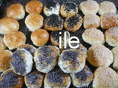Pancitos o bollitos de masa viena con semillas